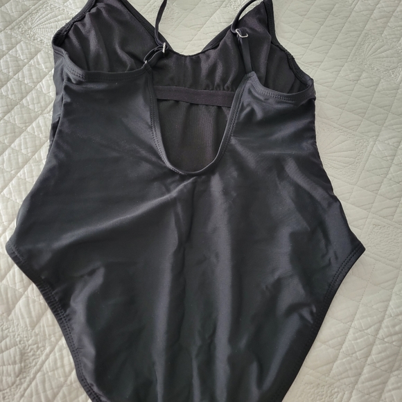 Black one piece swinsuit - Picture 3 of 4